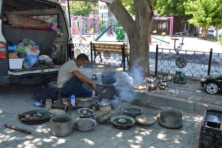Mesleğini yaşatmak için Türkiye'yi geziyor